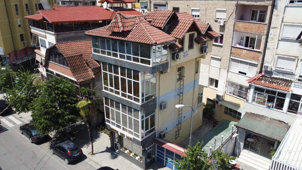 une vue de tête d'un bâtiment avec un toit rouge dans l'établissement Hotel Pik Loti, à Tirana