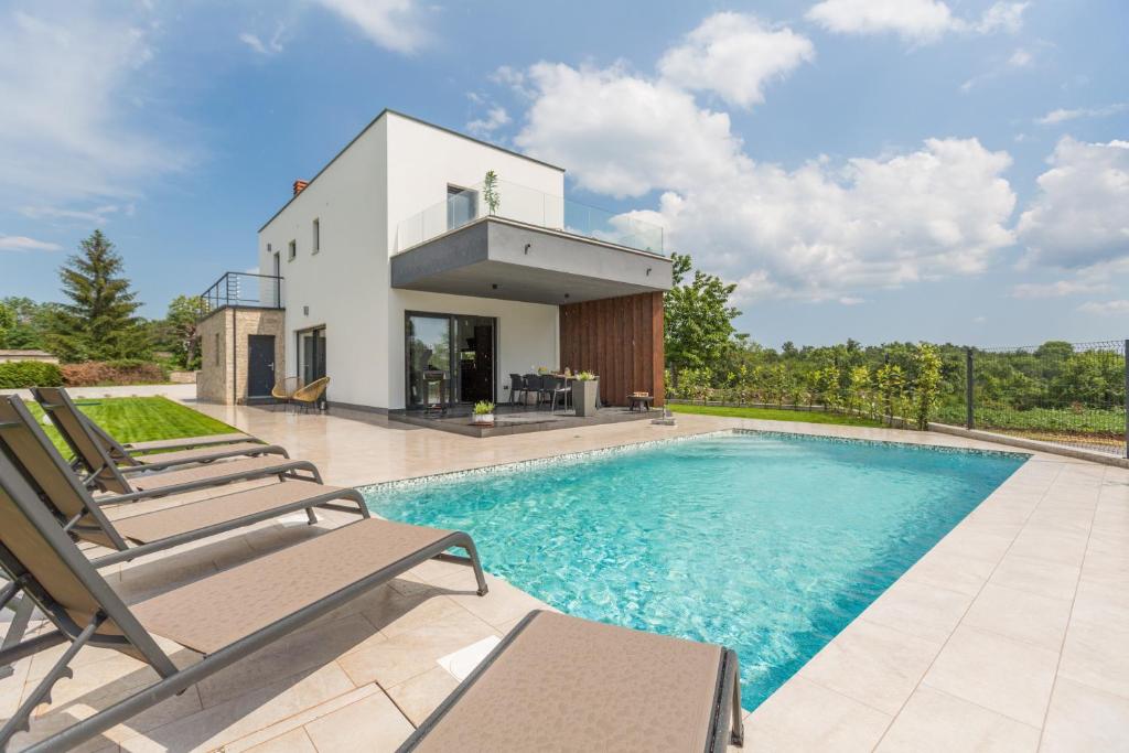 Villa con piscina y casa en Villa Emma-Louisa, en Žminj