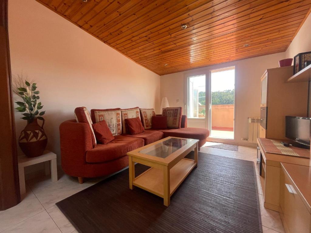 A television and/or entertainment centre at Ático con magnifica terraza en Boiro
