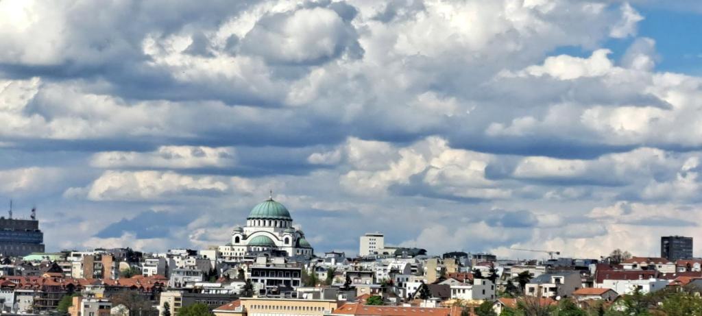 una vista de una ciudad bajo un cielo nublado en Apartman LaVista en Belgrado