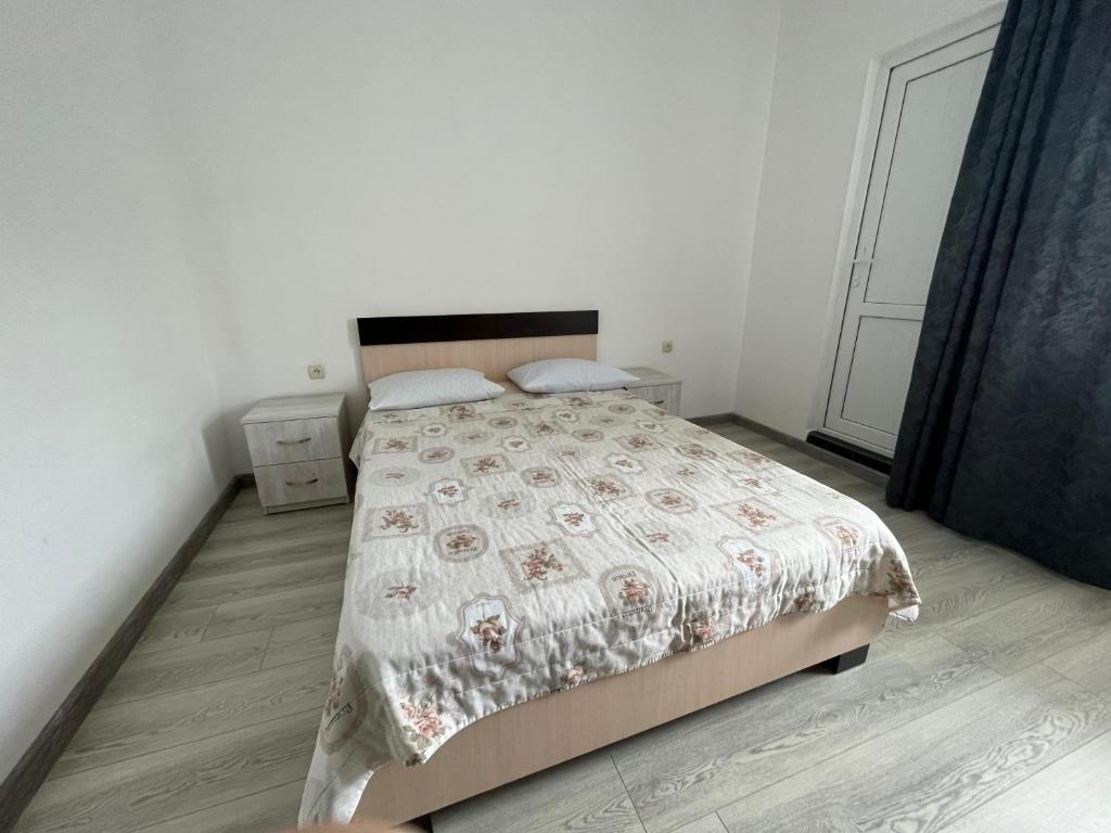 Postel nebo postele na pokoji v ubytování Zuri Kvariati