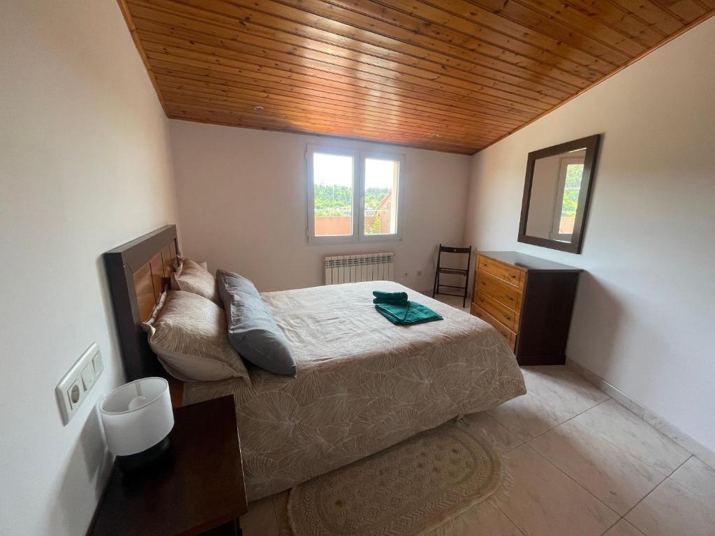 A bed or beds in a room at Ático con magnifica terraza en Boiro
