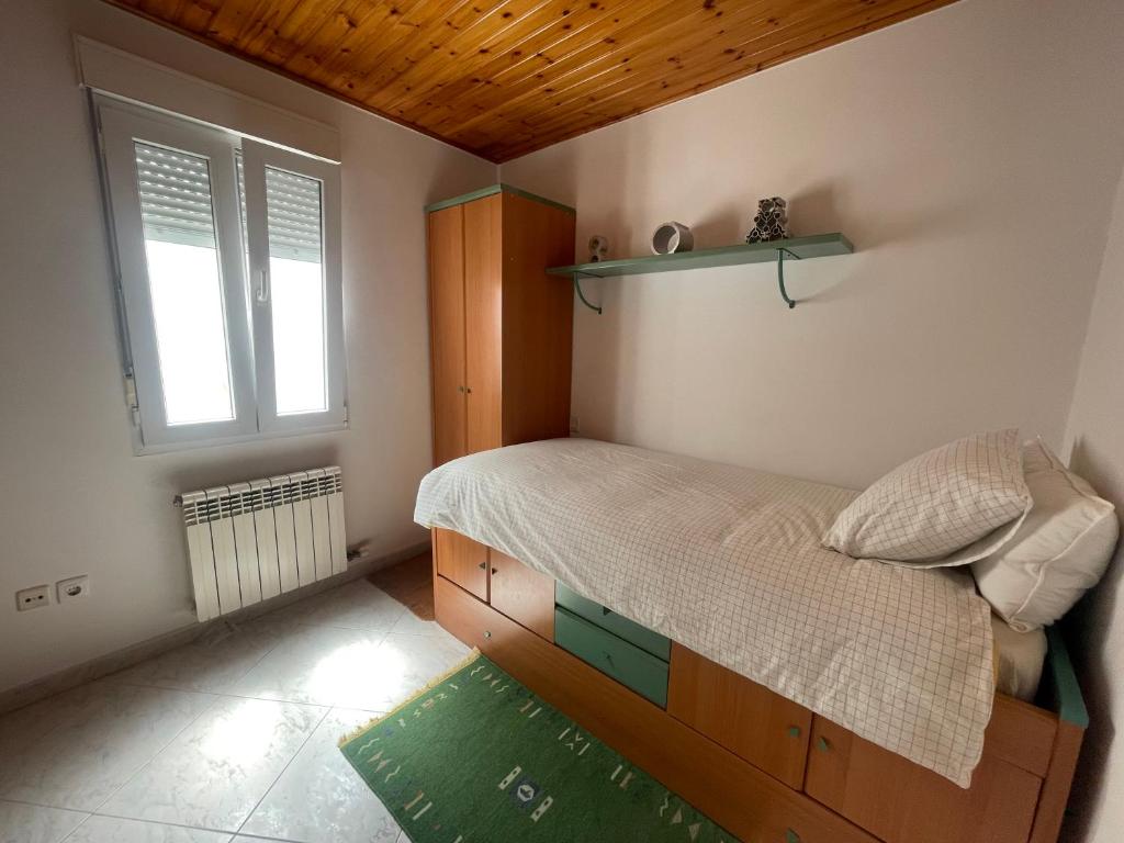A bed or beds in a room at Ático con magnifica terraza en Boiro