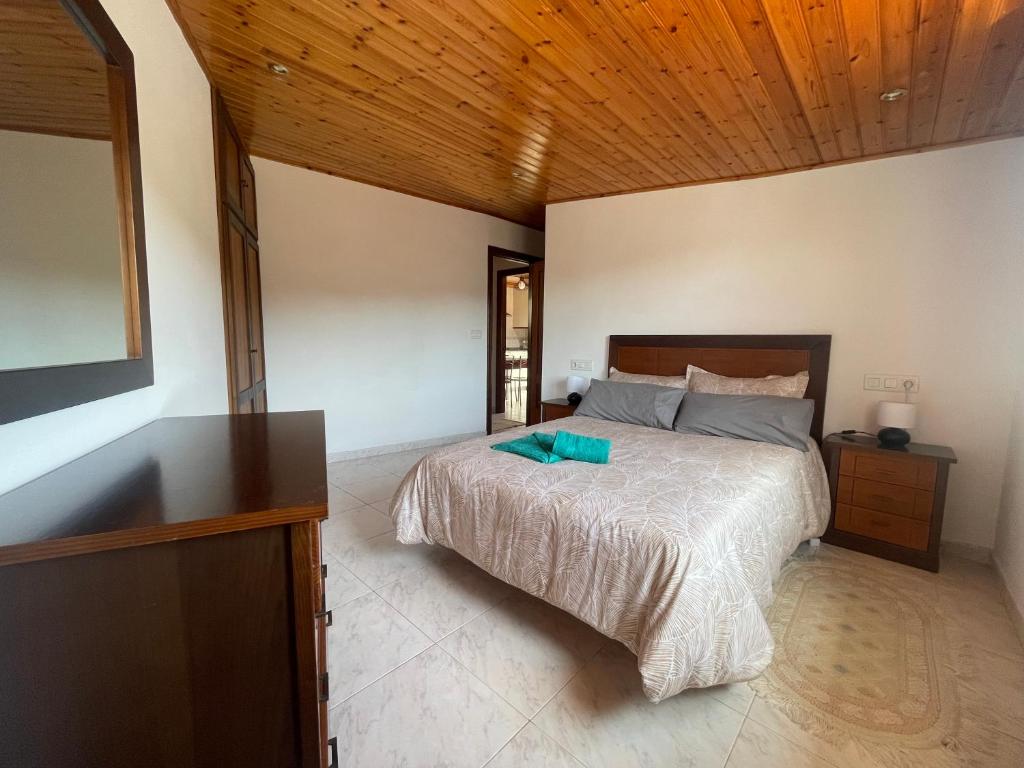 A bed or beds in a room at Ático con magnifica terraza en Boiro