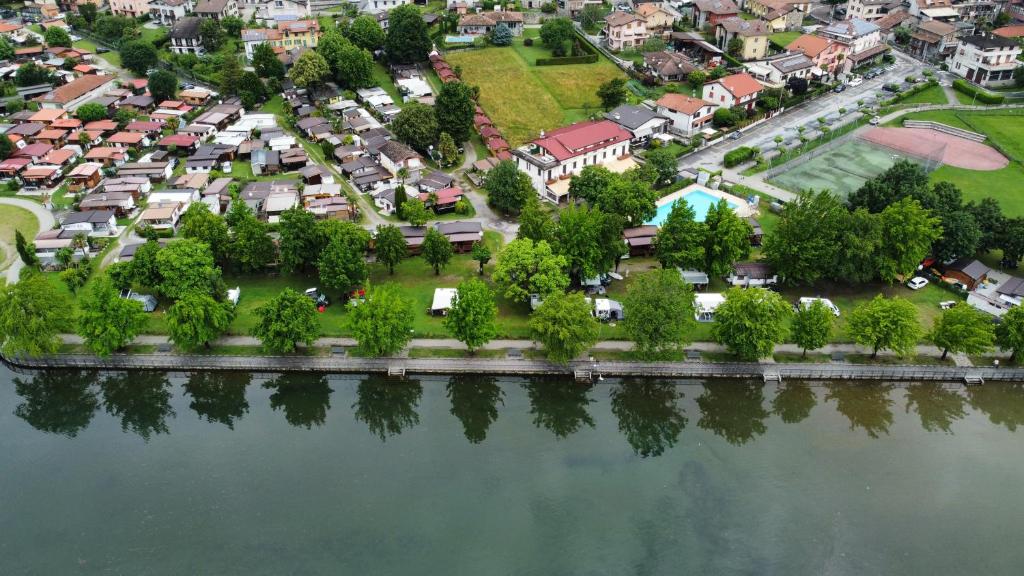 una vista aerea di un villaggio vicino a un fiume di Camping Hotel Au Lac De Como a Sorico