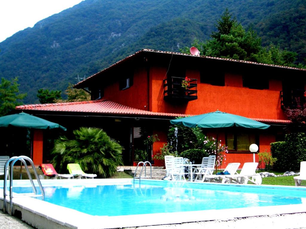 ein Haus mit einem Pool vor einem Haus in der Unterkunft Villa (home B) — Pool — Lake Idro in Vesta