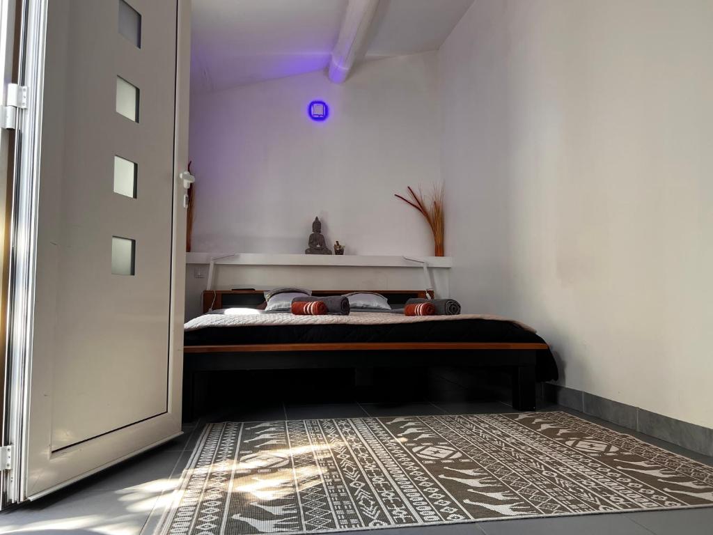 a bedroom with a bed in a room at Mas La Farelle Chambre d&#39;hote,Fitness &amp; Salle de jeux Gratuite &amp; SPA en supplément in Nîmes
