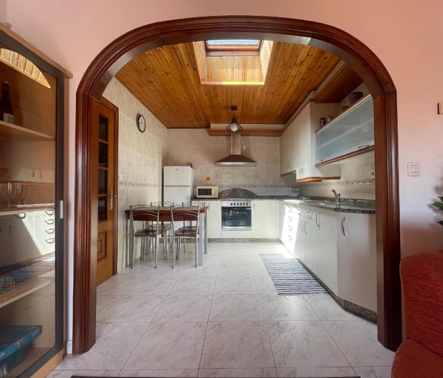 A kitchen or kitchenette at Ático con magnifica terraza en Boiro