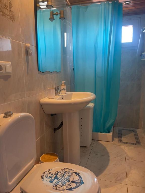 A bathroom at Ático con magnifica terraza en Boiro