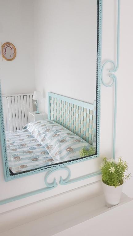 una camera da letto con specchio su un mantello bianco di Casa gialla Silvi Marina a Silvi Marina