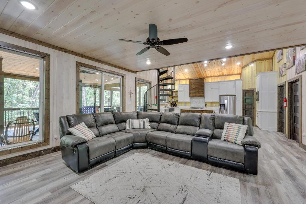 Posezení v ubytování Family-Friendly Broken Bow Home with Deck and Grill!