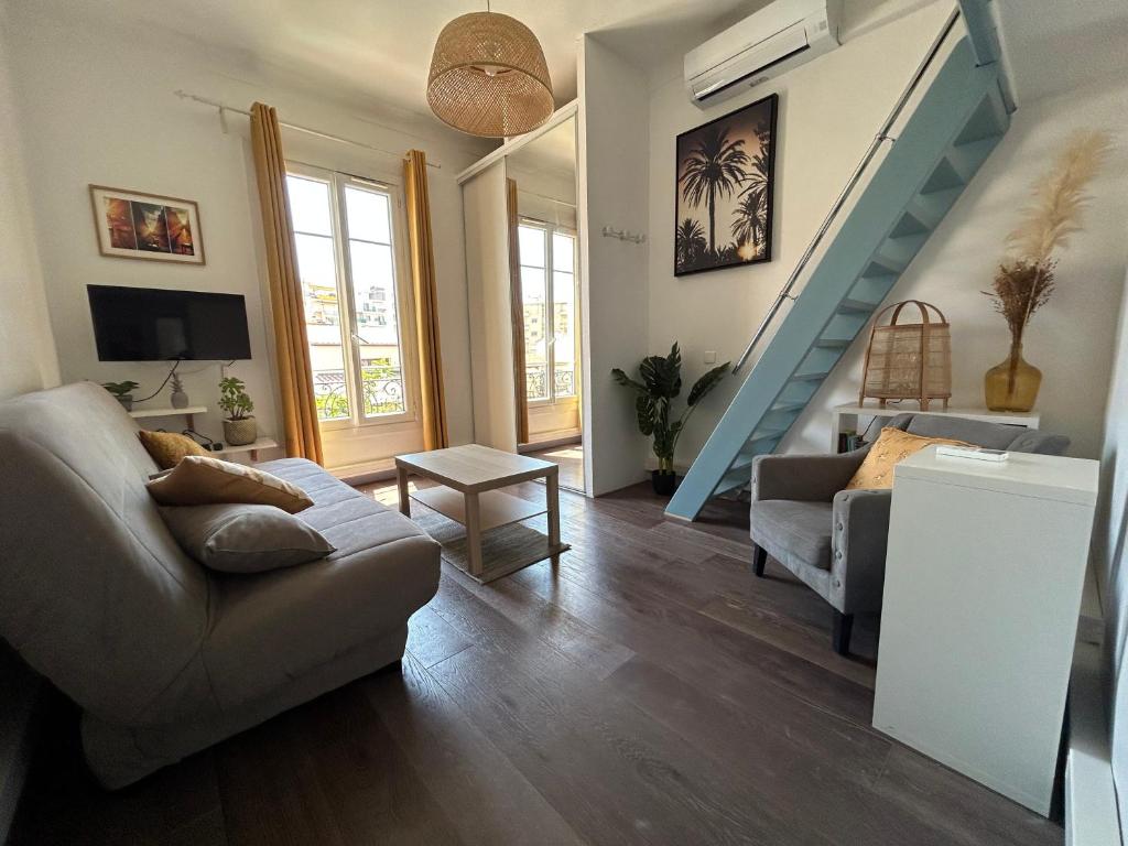 - un salon avec un canapé et un escalier dans l'établissement STUDIO NICE, à Nice
