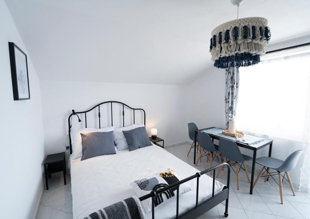 Postel nebo postele na pokoji v ubytování L'infini Sea View apartments Zubovići