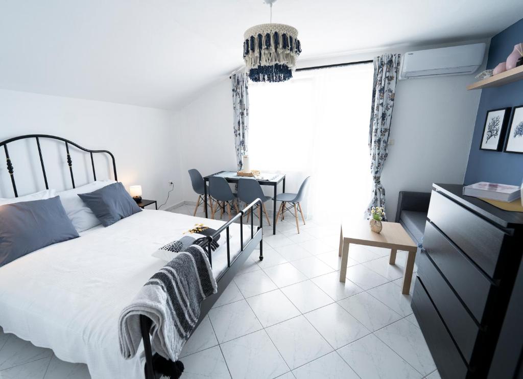 Postel nebo postele na pokoji v ubytování L'infini Sea View apartments Zubovići