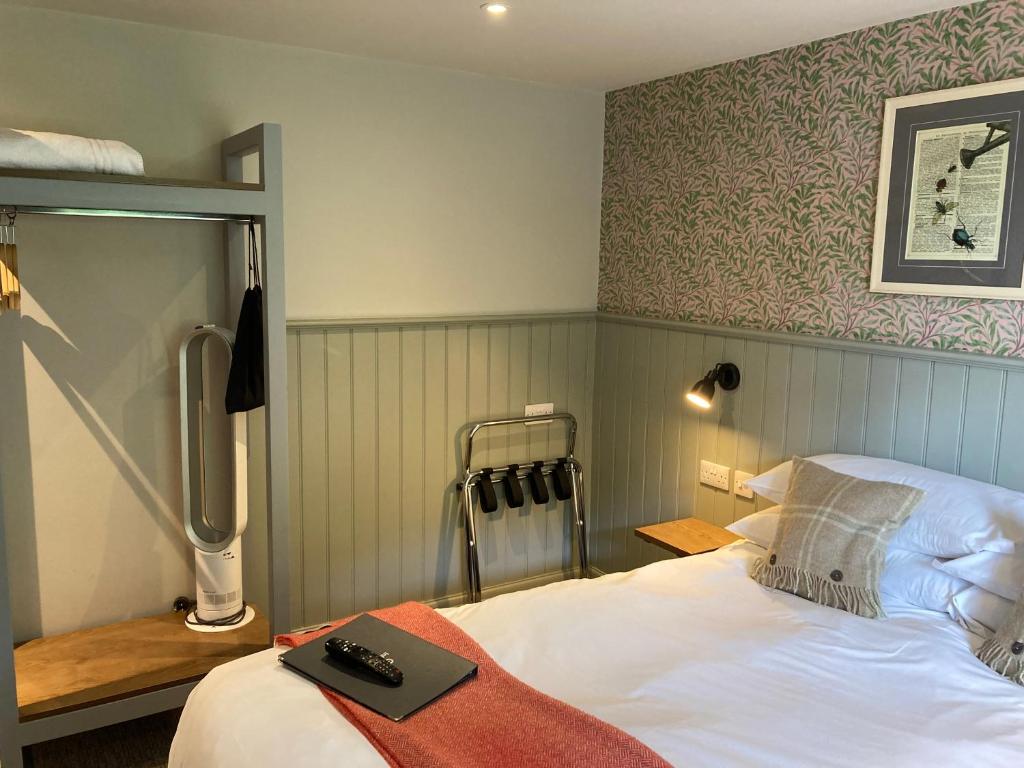 Camera con 2 letti, uno specchio e un letto Sidx Sidx Sidx. di The Stork Hotel a Lancaster