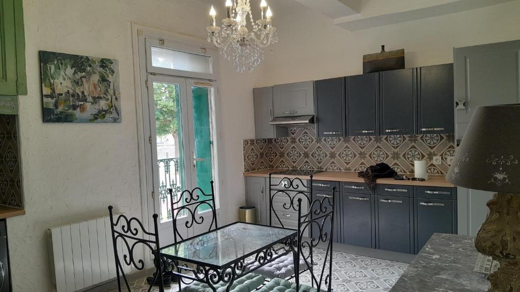 Köök või kööginurk majutusasutuses Appartement authentique au bord du fleuve Hérault