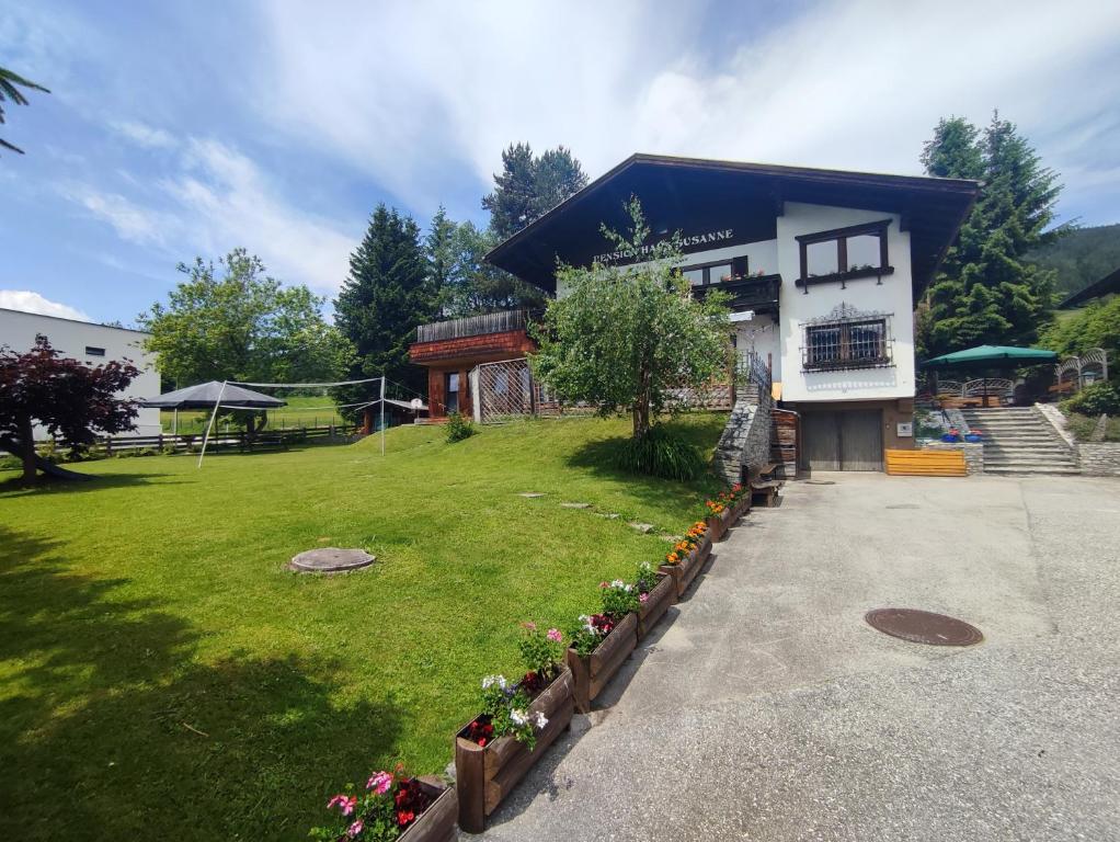 ein Haus mit einem grünen Garten davor in der Unterkunft Haus Susanne in Radstadt