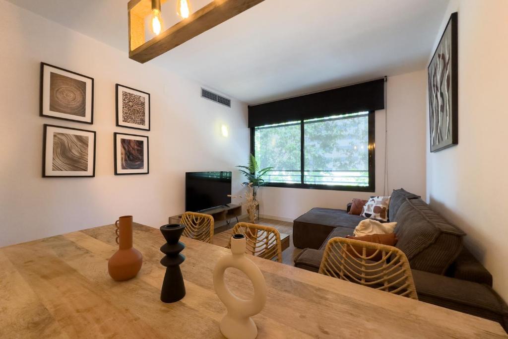 een woonkamer met een bank en een tafel bij The Lonely Chimney Apartments in Barcelona