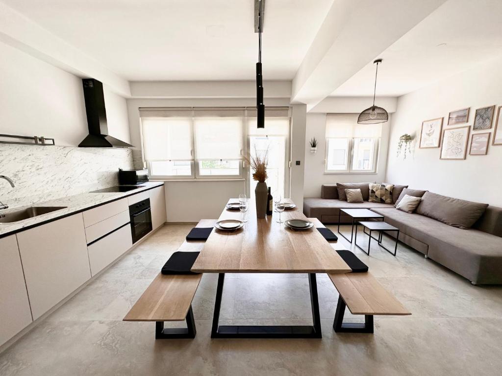 una sala de estar con una mesa y un sofá en Clouds Apartments Čiovo - 20 meters from Copacabana beach, en Trogir