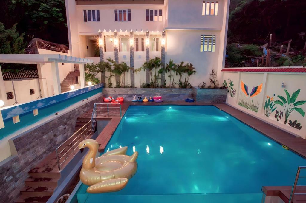 a swimming pool with a swan in the middle of a house at Lê Ngọc Hân in Vung Tau