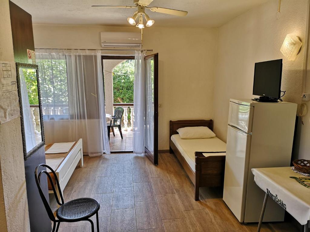 TV a/nebo společenská místnost v ubytování Apartments MINT Povljana - 50m from sandy beach