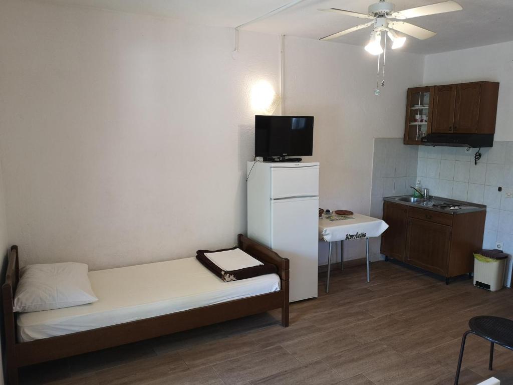 TV a/nebo společenská místnost v ubytování Apartments MINT Povljana - 50m from sandy beach