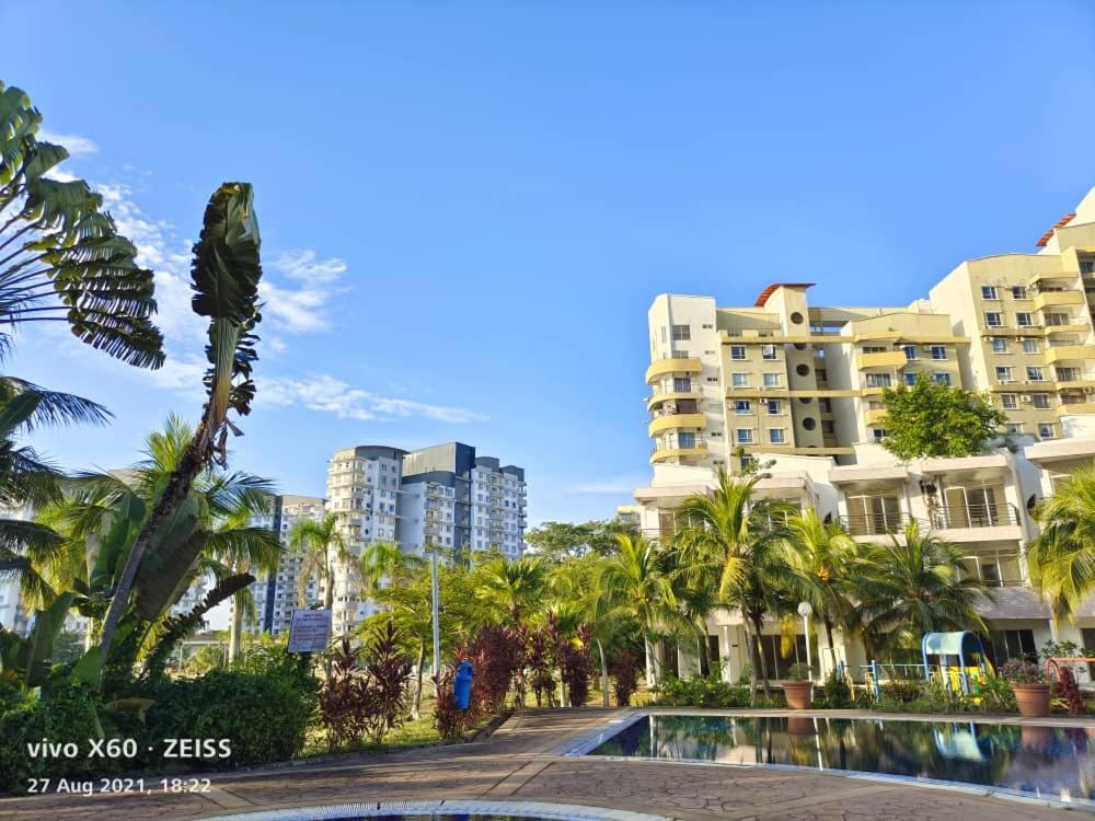 - une vue sur une ville avec des palmiers et des bâtiments dans l'établissement Marina Terrace A1-10, à Port Dickson