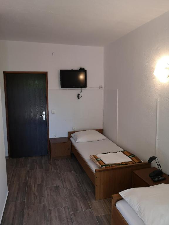 TV a/nebo společenská místnost v ubytování Apartments MINT Povljana - 50m from sandy beach