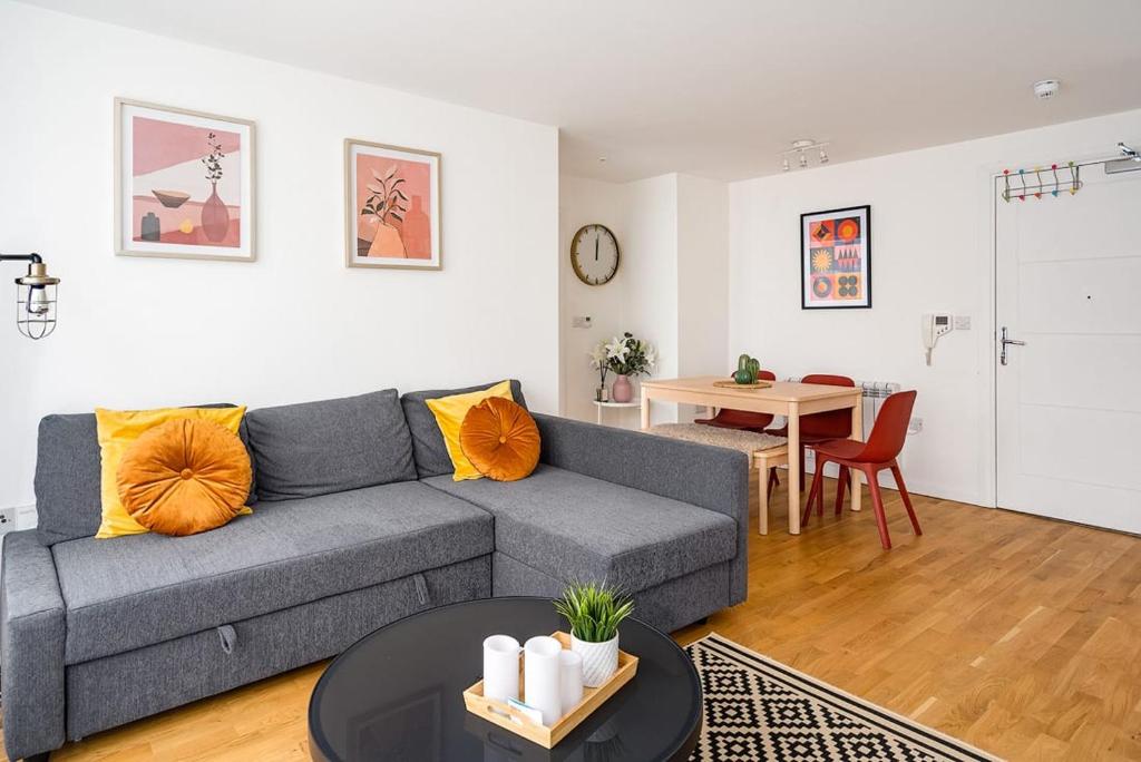 Posezení v ubytování Contemporary City Centre Apartment With Parking