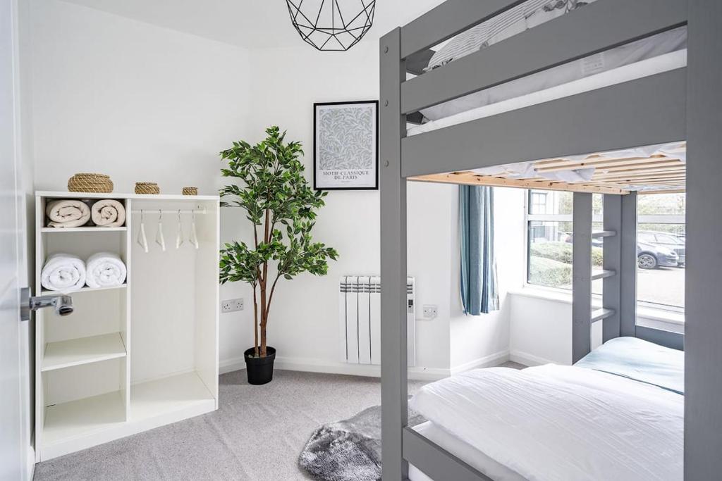 Postel nebo postele na pokoji v ubytování Contemporary City Centre Apartment With Parking