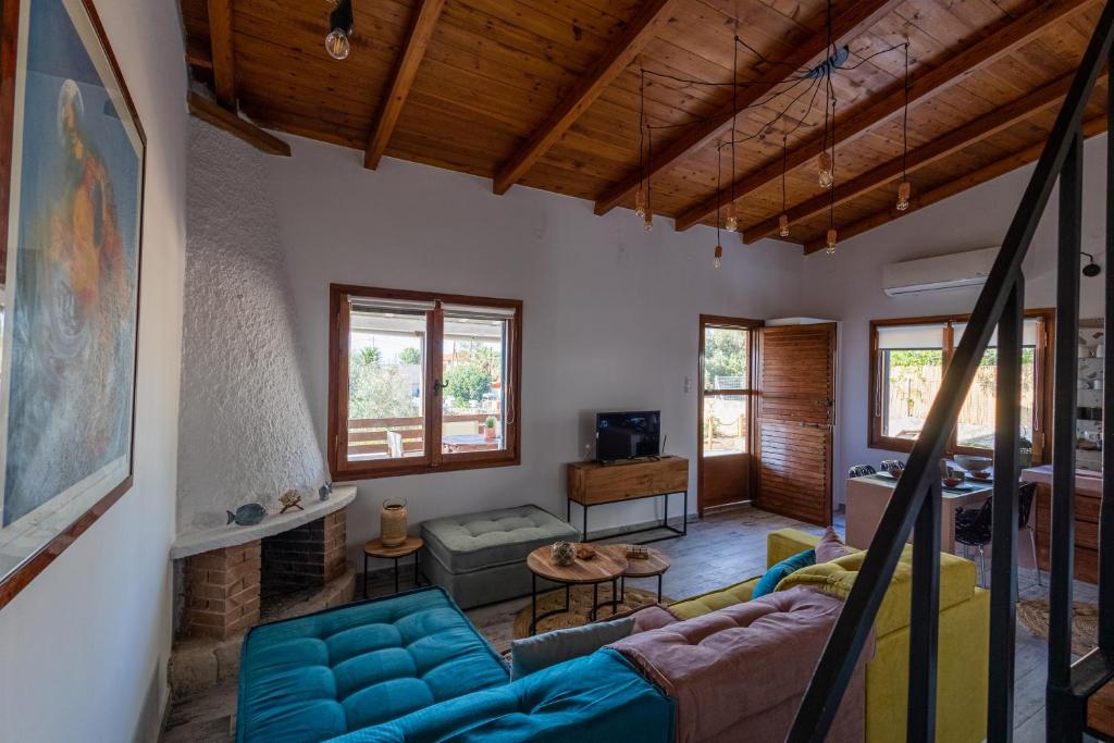 uma sala de estar com um sofá azul e uma lareira em Plakakia Beachfront View em Egina