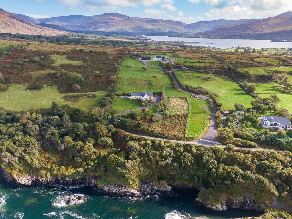 uma vista aérea de uma casa numa ilha na água em Seahaven em Kenmare