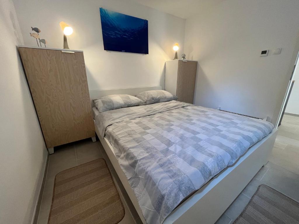 een kleine slaapkamer met een bed in een kamer bij Blue Penguin in Pinezici