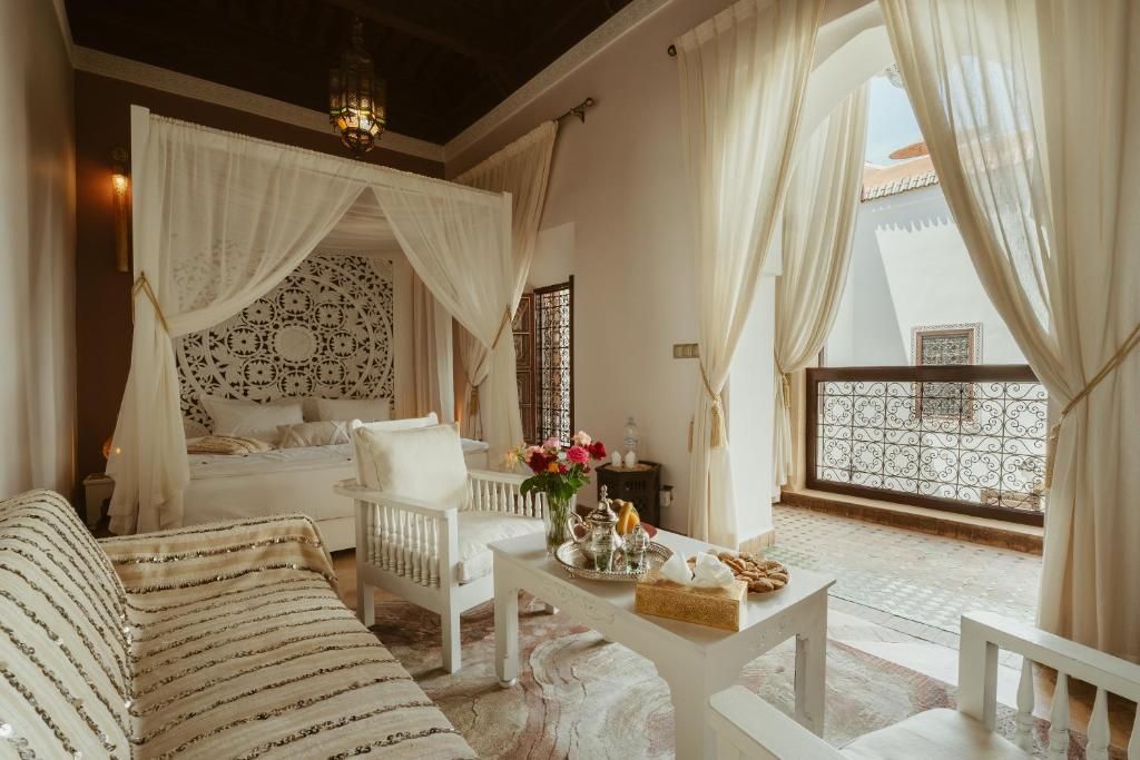 Postel nebo postele na pokoji v ubytování Riad Dar Dialkoum