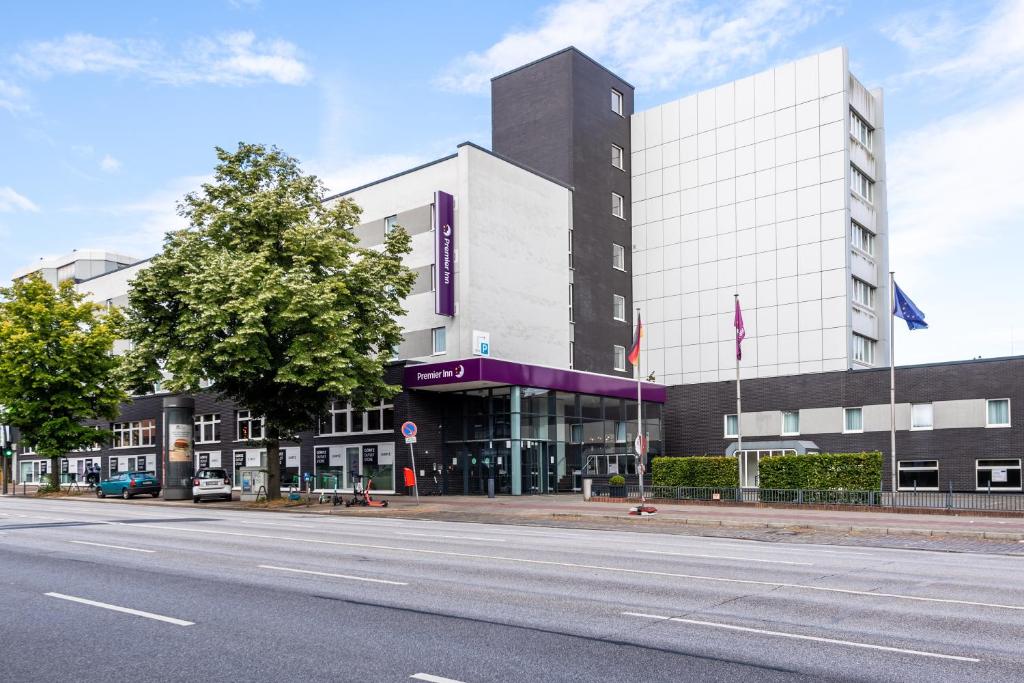 ハンブルクにあるPremier Inn Hamburg City Alsterの通路側の建物