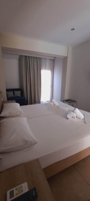 Postel nebo postele na pokoji v ubytování Lola's Hotel