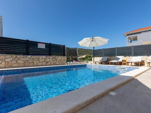 Bazén v ubytování House with pool Lile nebo v jeho okolí