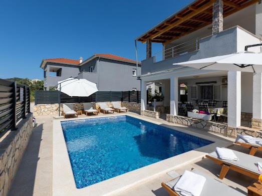 Bazén v ubytování House with pool Lile nebo v jeho okolí