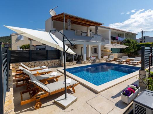 Bazén v ubytování House with pool Lile nebo v jeho okolí