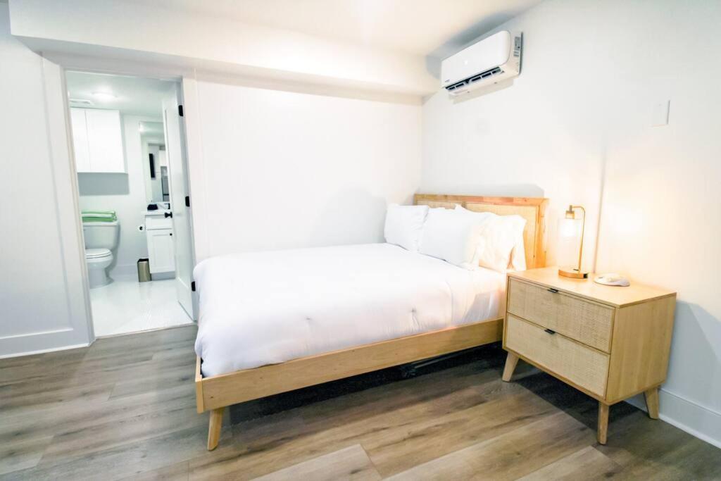En eller flere senge i et værelse på Summer Tropics Studio Apartment Two Queen Beds