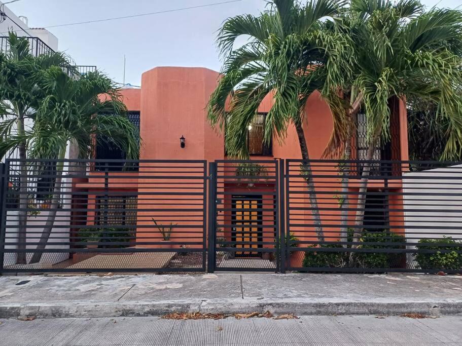 um edifício com palmeiras em frente em Casa Las Palmas em Cancún