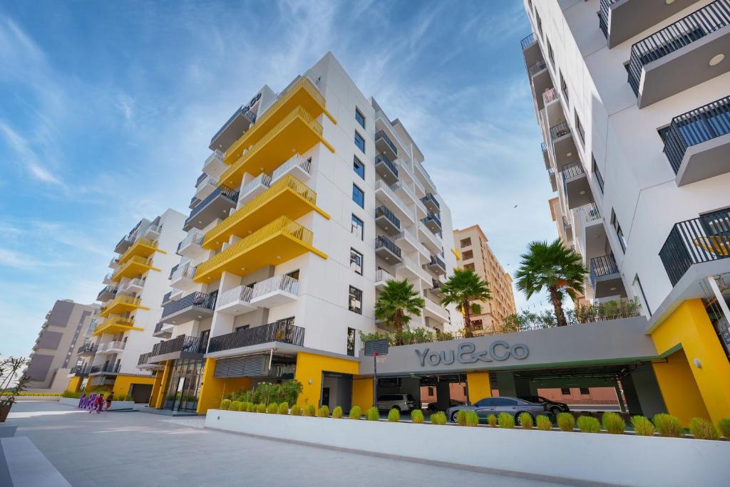 una rappresentazione di un edificio di colore giallo e bianco di YouCo coliving Dubai a Dubai