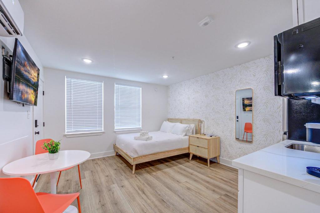Cette petite chambre comprend un lit et une table. dans l'établissement Tiger Motel Studio Apartment, à Galveston