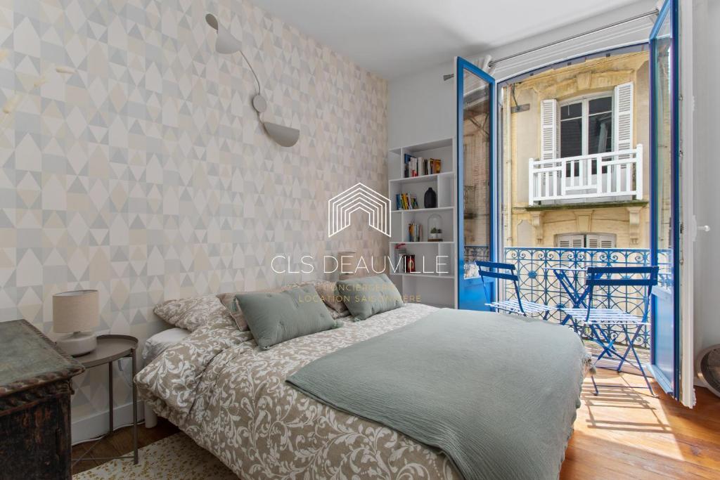 um quarto com uma cama num quarto em Maison de Pêcheur La Coquette CLS Deauville em Trouville-sur-Mer