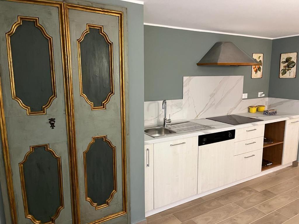 una cocina con una puerta grande en una habitación en A casa di Rachele, en Marina Romea