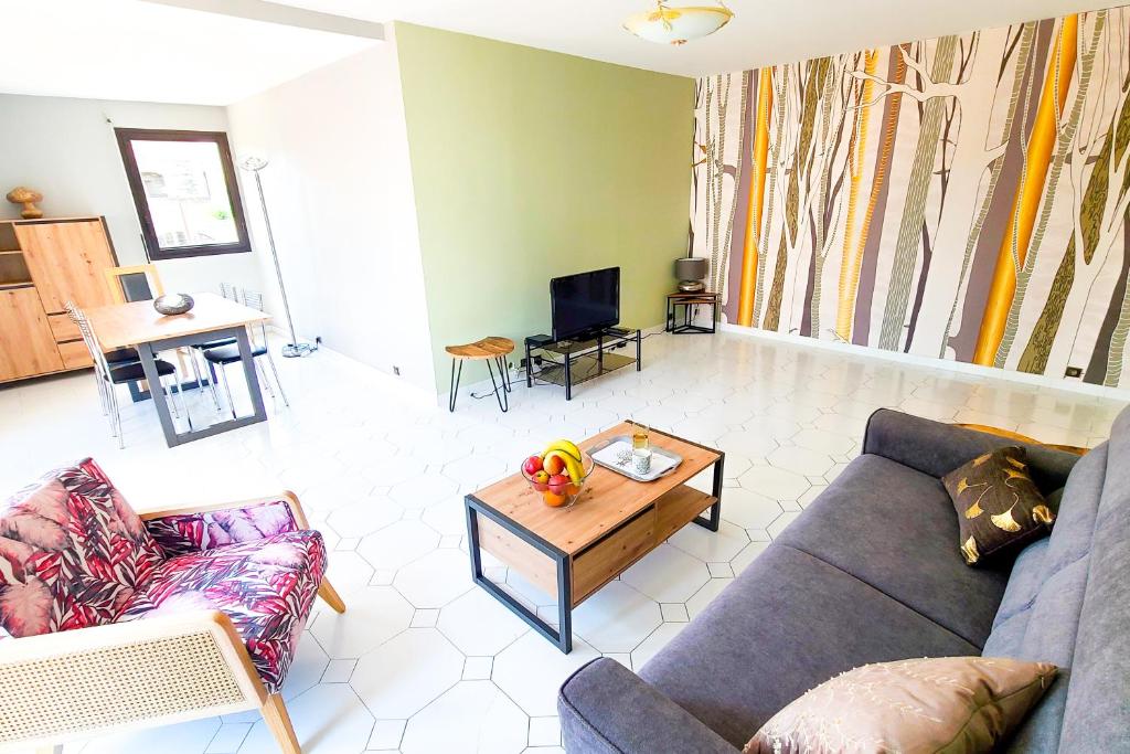 un salon avec un canapé et une table basse dans l'établissement Regard sur les remparts - Terrasse & Parking, à Avignon