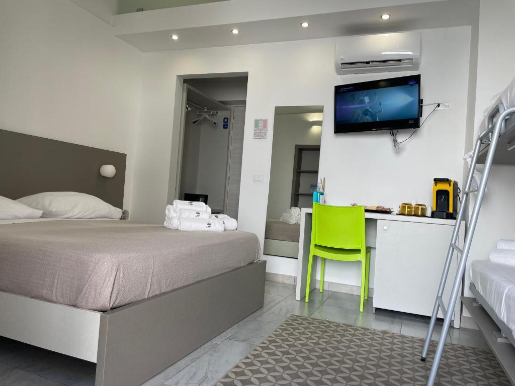 een slaapkamer met een bed en een tv aan de muur bij Affittacamere Pagano P.Cesareo in Porto Cesareo