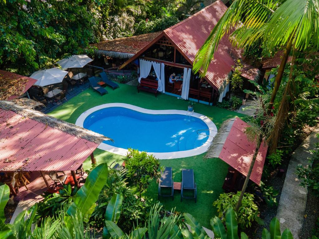 - une vue aérienne sur un complexe avec une piscine dans l'établissement Namuwoki Lodge, à Puerto Viejo