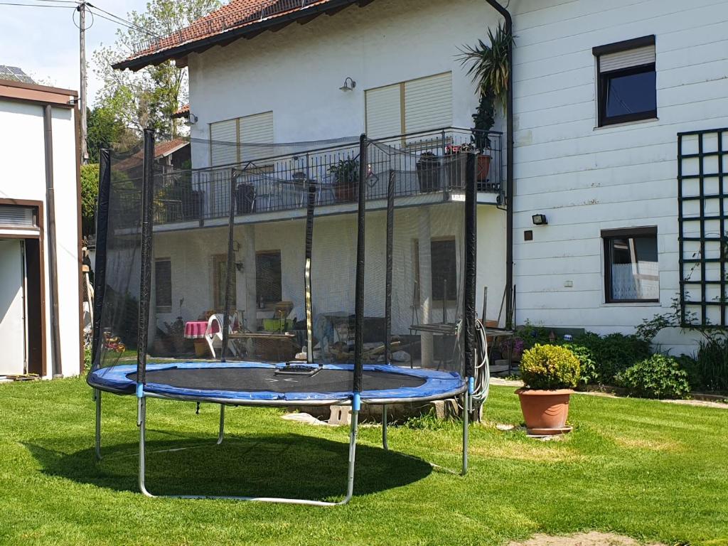 a trampoline in a yard in front of a house at Veronikas Wohnung mit Garten in Wegscheid