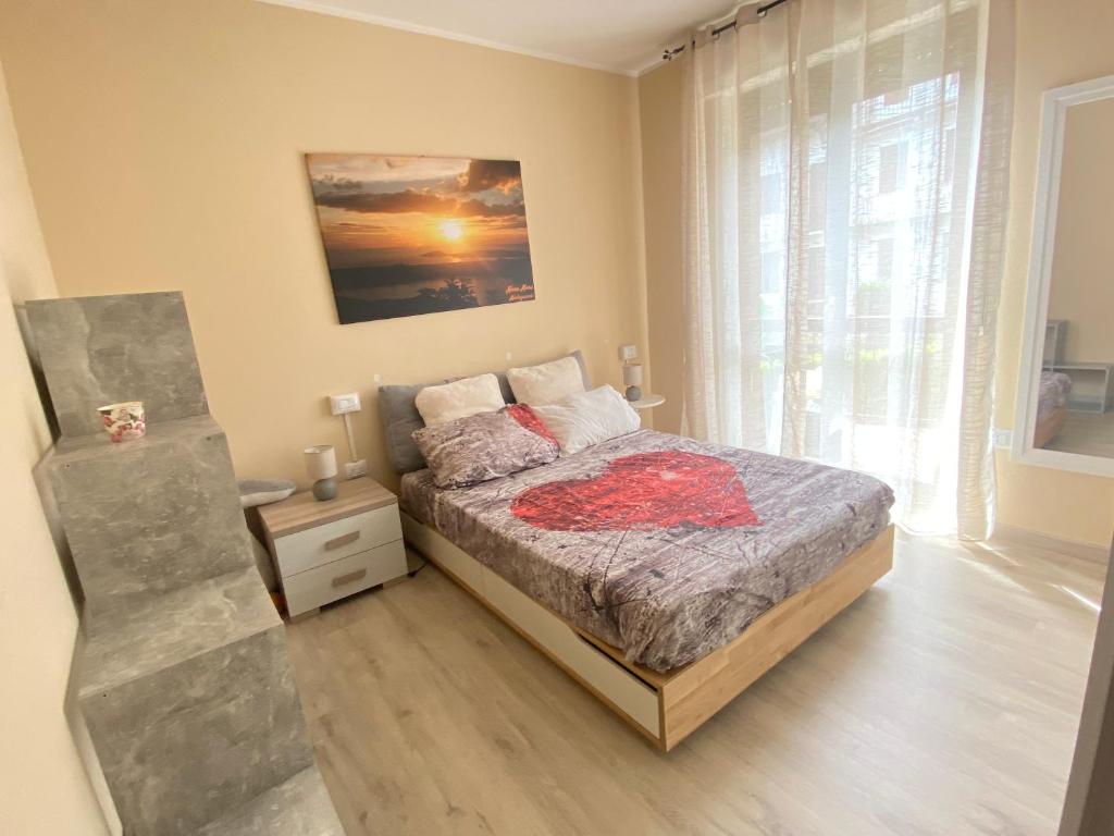 1 dormitorio con cama y ventana grande en la maison du soleil, en Colazza